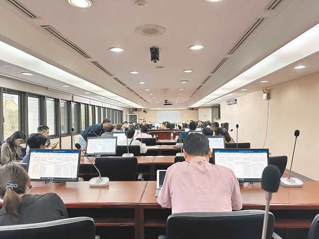 台北市议会法规会15日审议「台北市都市更新自治条例」，最后通过审查并交付议会大会二读。（丁上程摄）