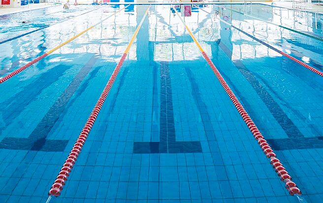 教育局表示，游泳池设备维护、水电费、救生员配置等经营成本高，需具市场财务可行，才能招商成功及永续经营。（刘玮晴摄）