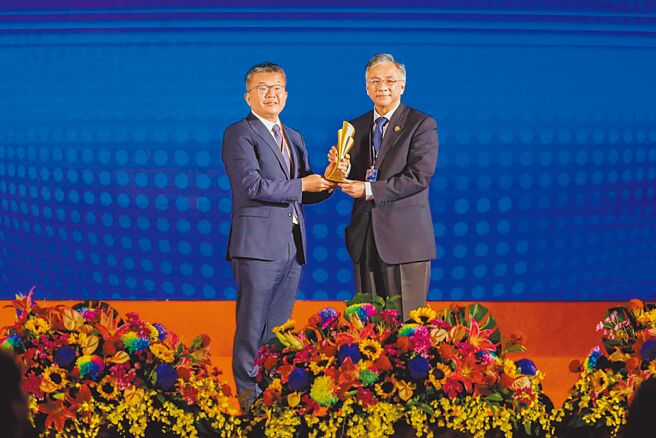 朝阳科大校长郑道明（右）15日获颁「2023年全球企业永续奖」之「杰出人物奖」，接受立法院副院长蔡其昌（左）表扬。（朝阳科大提供／陈淑芬台中传真）
