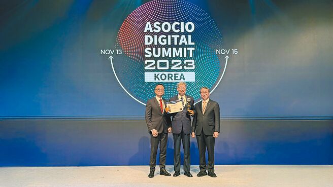 台南市政府榮獲今年ASOCIO數位政府獎，14日受邀出席韓國首爾的頒獎晚會時，由市府智慧發展中心副主任邱文志（中）代表受獎。（研考會提供／洪榮志台南傳真）