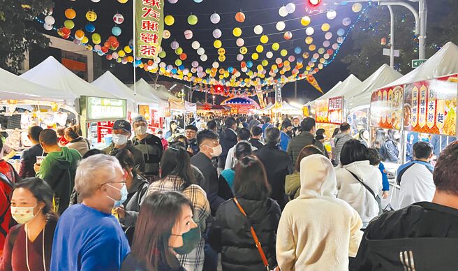 2023年内埔年街市集吸引眾多人潮光顾，屏东县内埔乡公所近期展开招商登记，明年将透过摊位微调改善动线缺失。（本报资料照片）