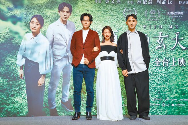 周渝民（左起）、林依晨、阮经天15日盛装出席《车顶上的玄天上帝》首映会。（罗永铭摄）