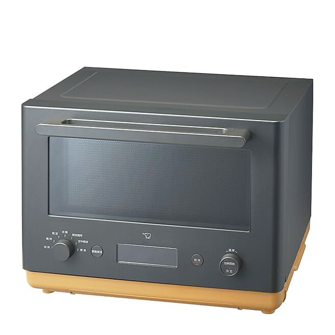 新光三越台南新天地象印烘烤微波炉，原价3万2840元、特价2万1390元，赠STAN.分离式铁板烧烤组＋围裙隔热手套组。（新光三越提供）