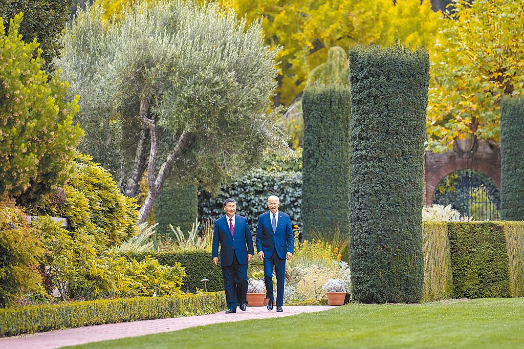 美國總統拜登（右）與大陸國家主席習近平（左）在費羅麗莊園散步。（美聯社）