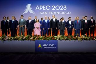 影》APEC領袖代表大合照曝光！張習同框零互動