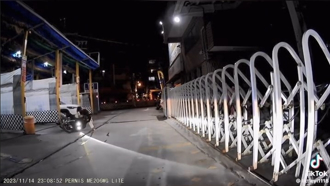 朋友借車「舉孤輪」 車主目睹摔車大罵：你X勒