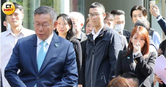 柯粉强力反弹柯文哲在蓝白合中过度让步，民眾党发言人陈智菡（右一）甚至在会后被拍到拭泪，但陈说因眼睛不适揉眼。（图／方万民摄）