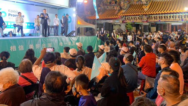 蓝白合搭檔人选将确定，侯柯首要之务是说服支持者认同蓝白组合，不要因为一时情绪就不投票。图为柯文哲在南投开讲，吸引不少年轻支持者到场聆听。（图／报系资料照）