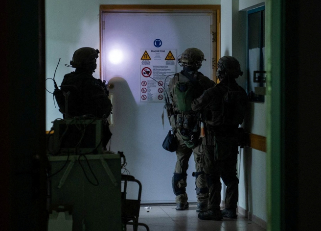 以军11月15日在加萨走廊最大医院西法医院（Al-Shifa Hospital）内搜索的画面。（路透）