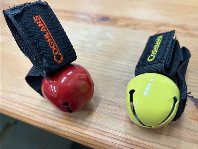 進入黑熊潛在棲息山域活動，請隨身攜帶熊鈴，避免與熊不期而遇。（林業保育署台中分署提供）