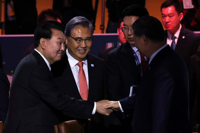 韩国总统尹锡悦主动向中国国家主席习近平打招呼，两人交谈许久。拜习会后，中韩和中日领袖在APEC期间的互动亦受到瞩目。(图/ 路透社)
