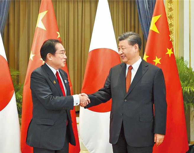 大陆国家主席习近平在美国时间16日会见日相岸田文雄，要建构契合新时代要求的中日关系。图为2022年11月习近平（右）在泰国曼谷会见岸田文雄（左）。（新华社）