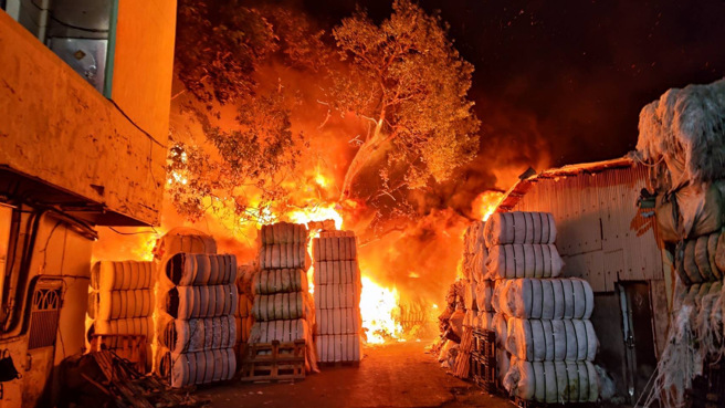 台中工厂恶火，屋主次子疑衝回火场拿手机 遭钢材压住烈火吞噬。(陈淑娥翻摄)