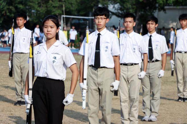 高雄高中仪队首度有女队员加入演出（图片来源：高雄市新闻局提供）
