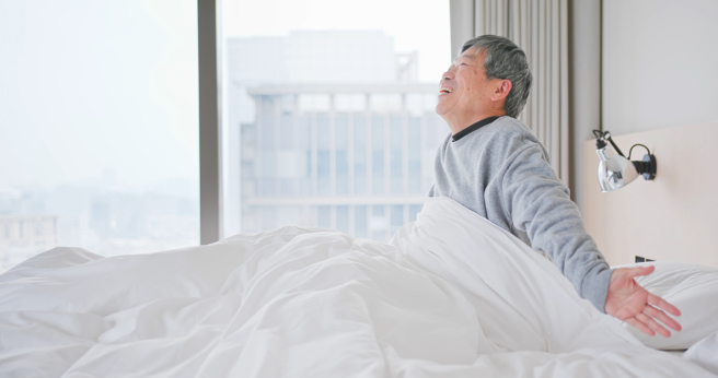 國健署提醒，低溫來襲，民眾早上醒來別急著起身下床，應先慢慢暖身再下床。(示意圖/ Shutterstock )