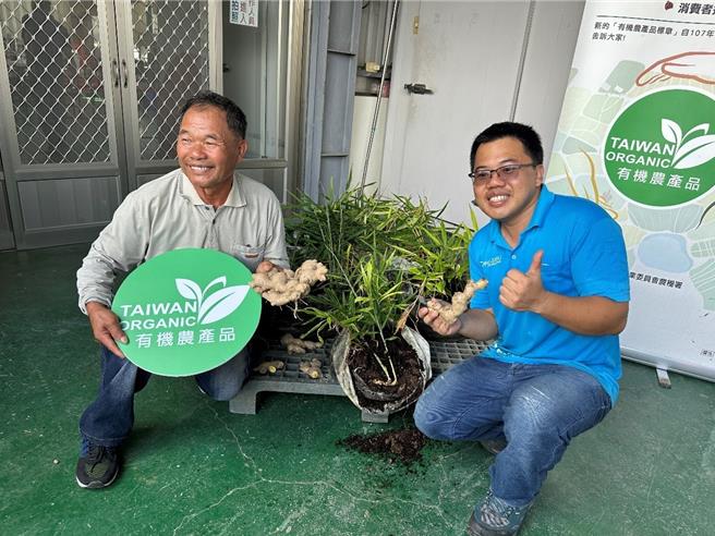 友李清亮（左）与儿子第5届百大青农李奇军（右）改用美植袋来种姜，既能维护当地水土保持，突破了姜无法连种的问题。（蔡旻妤摄）