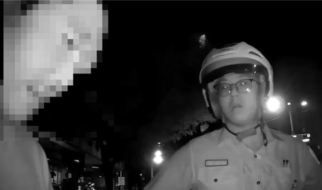 高雄新興區一名男子違規過馬路遭警攔查，因遭通緝而謊報雙胞胎弟弟身分遭警識破。（警方提供／任義宇高雄報導）