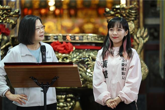 高雄市民进党立委候选人黄捷17日邀请蔡英文总统辅选。（杨舒婷摄）