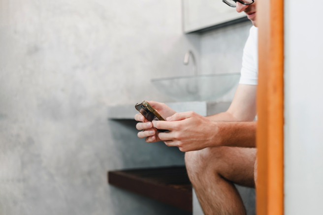 大多數男性都習慣站著小便，但其實坐著排尿對健康有許多好處。(示意圖/Shutterstock )