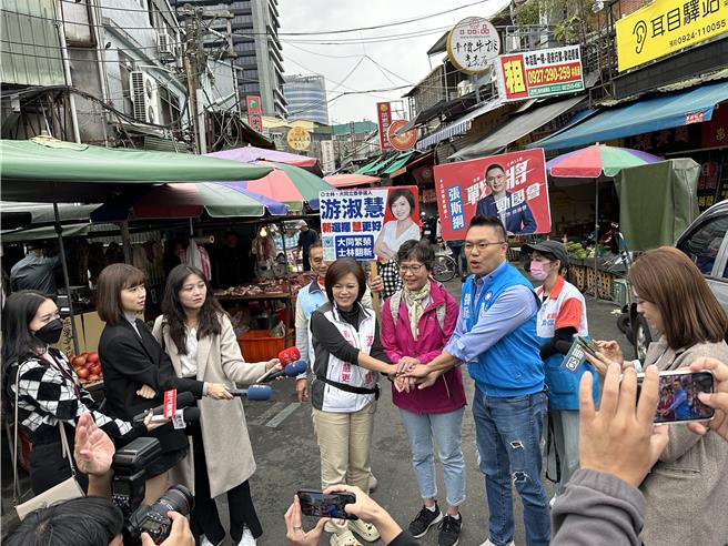 国民党北市一选区立委参选人张斯纲、北市二选区立委参选人游淑慧，今早也邀民眾党台中市一选区立委参选人蔡壁如北上合体到士林市场扫街。(黄敬文摄)