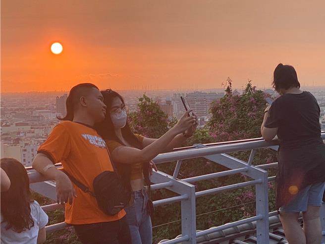 彰化市八卦山大佛風景區日落景致迷人，黃昏時刻吸引許多民眾來欣賞落日。（孫英哲攝）
