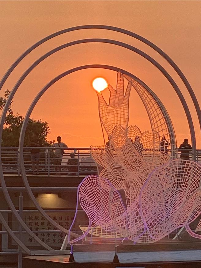 彰化縣政府文化局邀請藝術家設置8件裝置藝術作品，其中「有電互動」的作品「蓮印禪心」設置在八卦山大佛前廣場。（孫英哲攝）