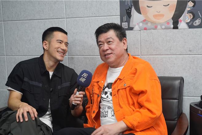 JR（左）演舞台劇，前老闆孫德榮前往探班。（萬花筒劇團提供）