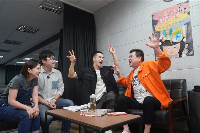 孫德榮（右）模仿「黑漆漆魔王」，笑翻大家。（萬花筒劇團提供）