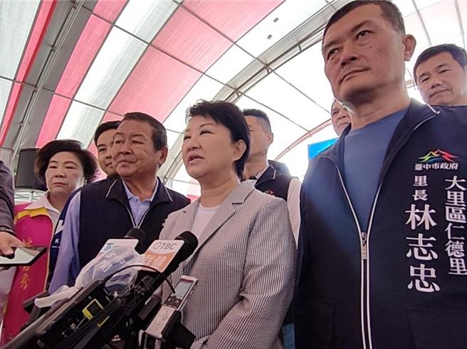 台中市长卢秀燕（右二）日前北上行政院会争取中捷蓝线年底核定，行政院会后说明「中捷蓝线尚有经费暴增、路线及场站争议3问题尚未厘清」，对此，卢秀燕17日表示，只要核准中捷蓝线，统统愿意进行相关配合。（潘虹恩摄）