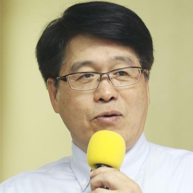 针对蓝白合卡关，游盈隆指出，检视六份被双方肯认的民调，结果是3:3平手，解决僵局最直接的办法，就是再做1份民调。(资料照)