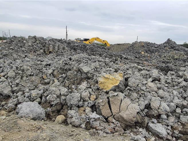 中部地区沿海乡镇农地遭回填倾倒废弃土或营建废弃物事件频传。（环管署提供／林良齐台北传真）