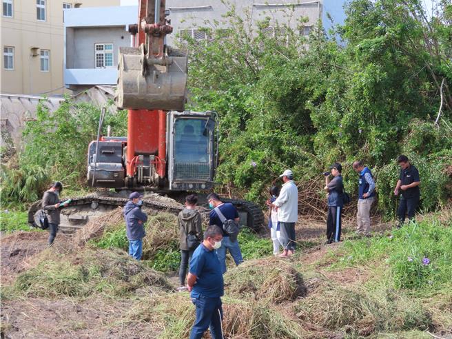 中部地区沿海乡镇农地遭回填倾倒废弃土或营建废弃物事件频传。（环管署提供／林良齐台北传真）