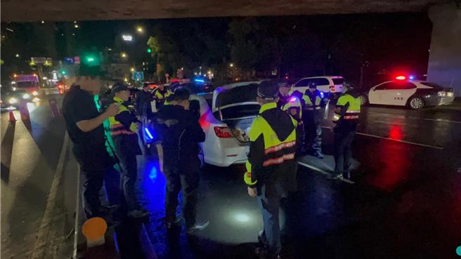 2023年11月17日新北市／警方16日在三峡復兴路北二高涵洞下方临检时， 查获一辆自小客车，车内散发毒品味。（新北市三峡警分局提供／刘玮晴新北传真）