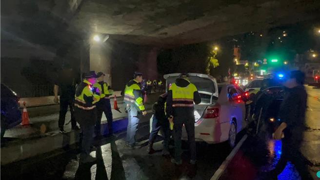 2023年11月17日新北市／警方在车内搜出一包三级毒品K他命(0.83公克)及K盘等吸毒证物。（新北市三峡警分局提供／刘玮晴新北传真）