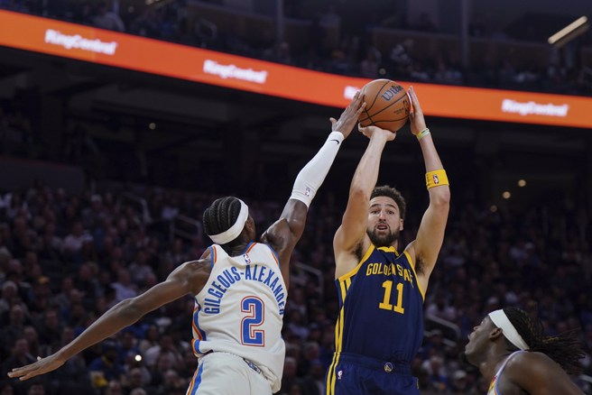 克雷湯普生(右)的出手遭到亞歷山大賞了火鍋。(美聯社)