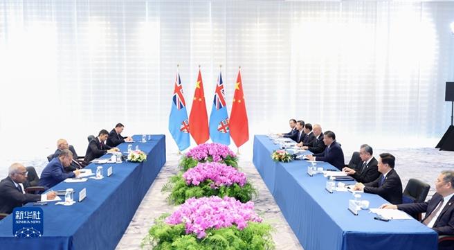 习近平会见斐济总理拉布卡强调一个中国原则。（新华社）