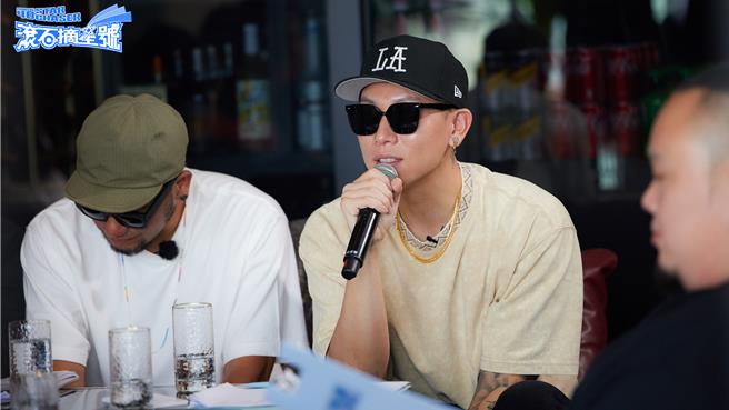 瘦子溫暖鼓勵參賽選手。（滾石唱片提供）