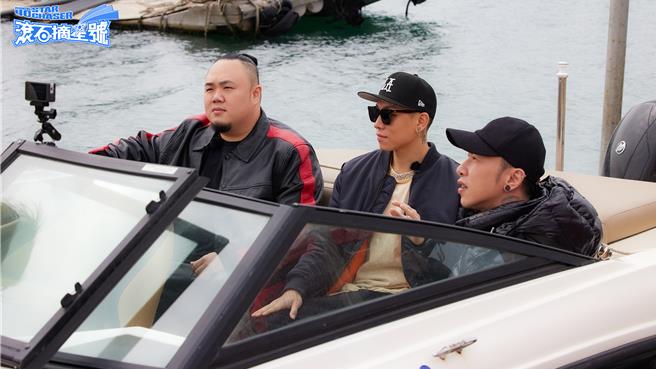 MJ116頑童的大淵（左起）、瘦子、小春搭乘遊艇帥氣登場。（滾石唱片提供）