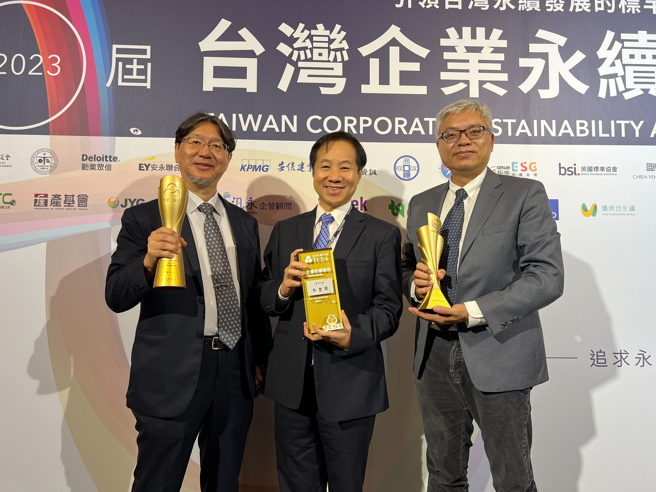 东海大学校长张国恩(中)、东海副校长张嘉修(左)、永续发展办公室主任陈鹤文(右)。(照片/东海大学提供)