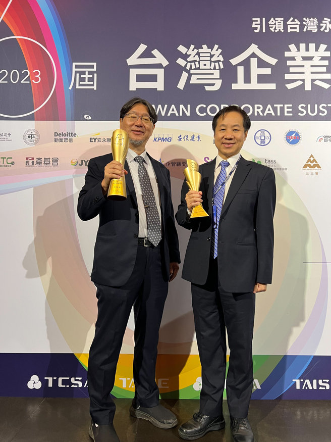 东海大学校长张国恩(右)、东海副校长张嘉修(左)。(照片/东海大学提供)