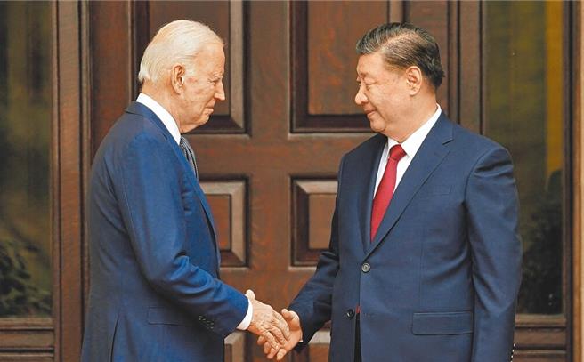 旧金山「拜习会」于台北时间16日清晨在费罗丽庄园落幕，美国总统拜登（左）与中国国家主席习近平（右）握手致意。（路透）