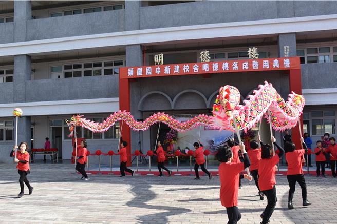 苗栗县头屋乡头屋国中新建校舍「明德楼」17日落成启用，当地社区银髮族舞龙队表演。（谢明俊摄）