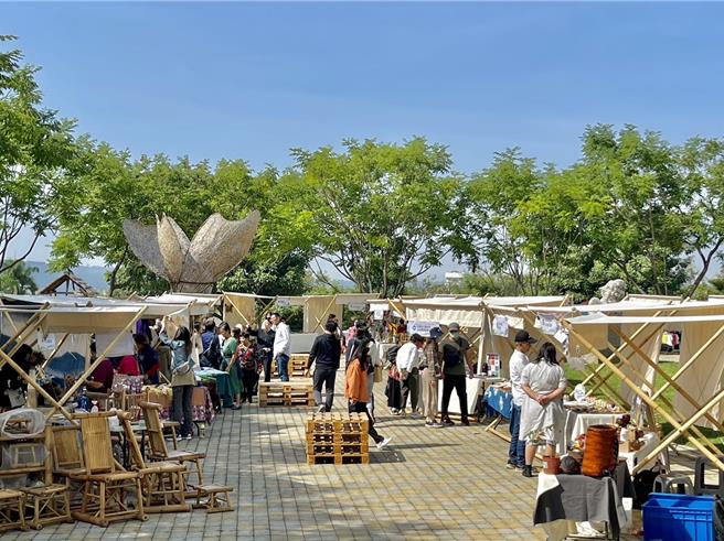 台灣工藝研究發展中心與農村水保署聯手舉行「好，生活—社區工藝博覽會」，邀社區在工藝中心生活工藝館前的廣場展售工藝品。（楊靜茹攝）