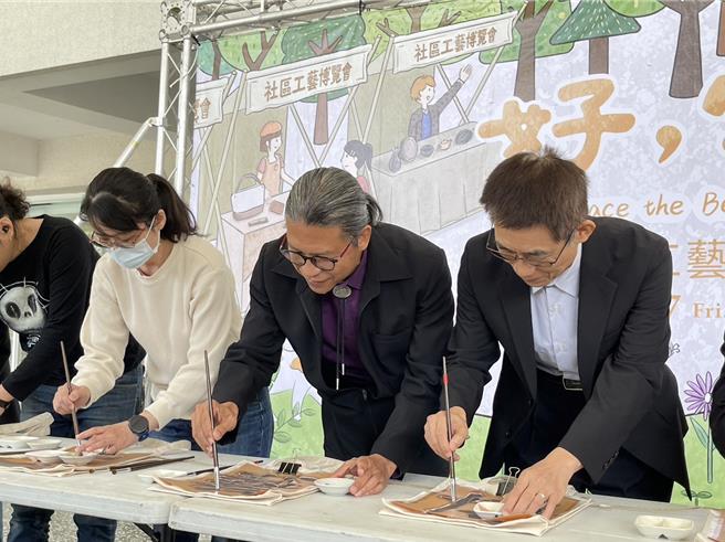 台灣工藝中心主任陳殿禮與貴賓進行柿汁刷染儀式。（楊靜茹攝）