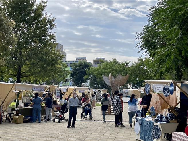 67個社區展示藍染、原民織布藝品、漆器器皿、竹製品、陶藝等特色工藝品。（楊靜茹攝）