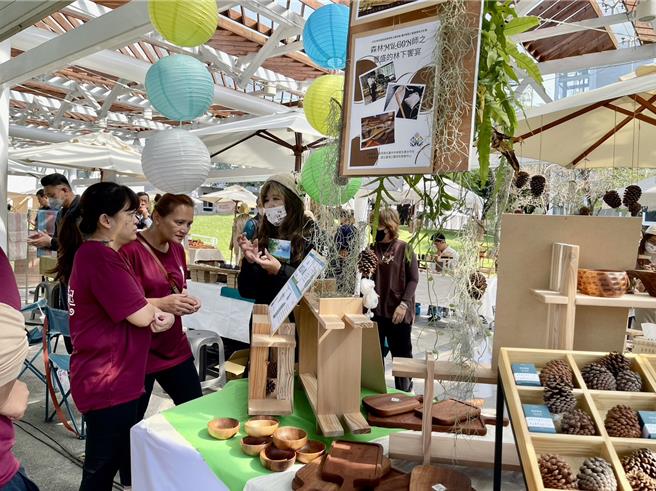 「社區工藝博覽會」是社區居民一年一度盛會，除了展示工藝作品，更期待跟其他夥伴相互交流。（楊靜茹攝）