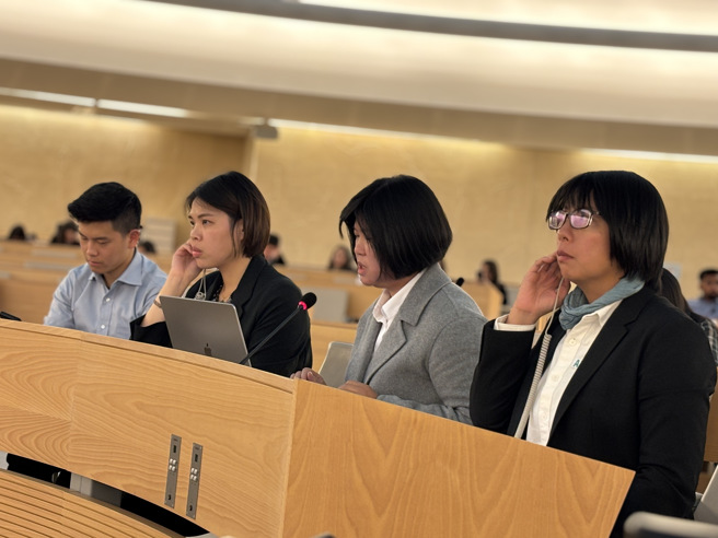 「易福社会创新」锺馥如(右二)于会议中分享「eFOOOD食物分享地图」线上媒合平台面对全球食物浪费问题。(图/新北市政府青年局提供)
