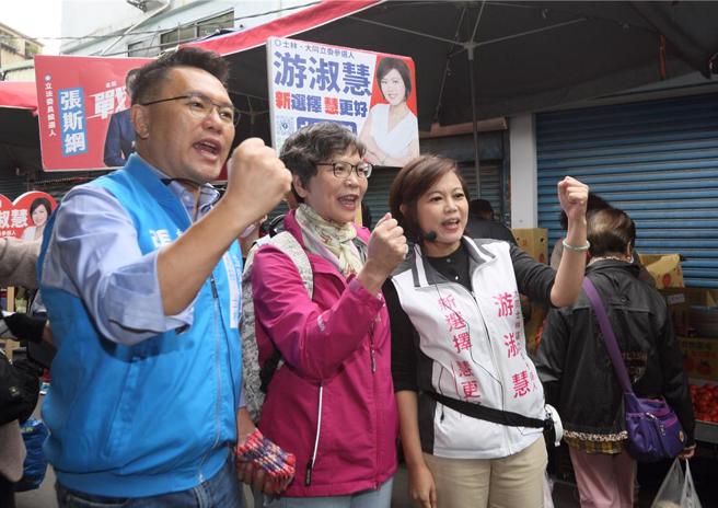 国民党与民眾党日前达成共识，将在18日决定2024总统大选正副手人选，民眾党台中一选区立委参选人蔡壁如（中）17日特地北上，合体国民党台北一选区立委参选人张斯纲（左）与二选区立委参选人游淑慧（右），到士林市场扫街拜票，为蓝白确定合流后的首场合作。（张铠乙摄）