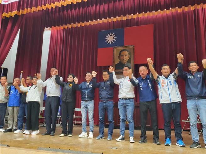 国民党云林县党部庆祝129年党庆今（17日）在云林县农会大礼堂举行党庆，气氛热烈，左六起县长县长张丽善、虎尾镇长丁学忠、国民党秘书长黄健庭、山线立委参选人邱良阅、云林县党部主委陈瑞雄、斗六市长林圣爵。（周丽兰摄）