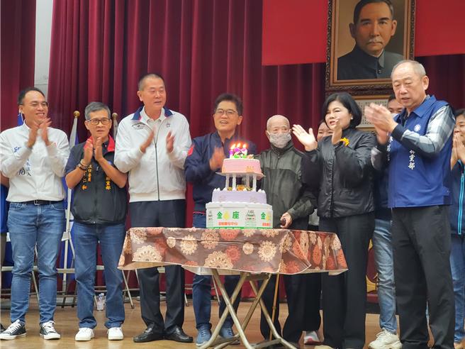 庆祝会中由96岁资深党员、70年党龄的邹良发（左五）老伯伯代表切蛋糕，气氛振奋。（周丽兰摄）